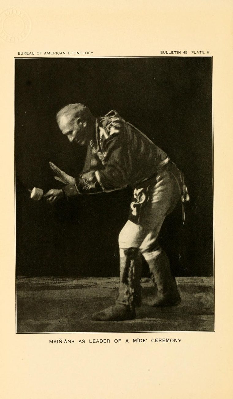 Main'ans as leader of a Mide' ceremony